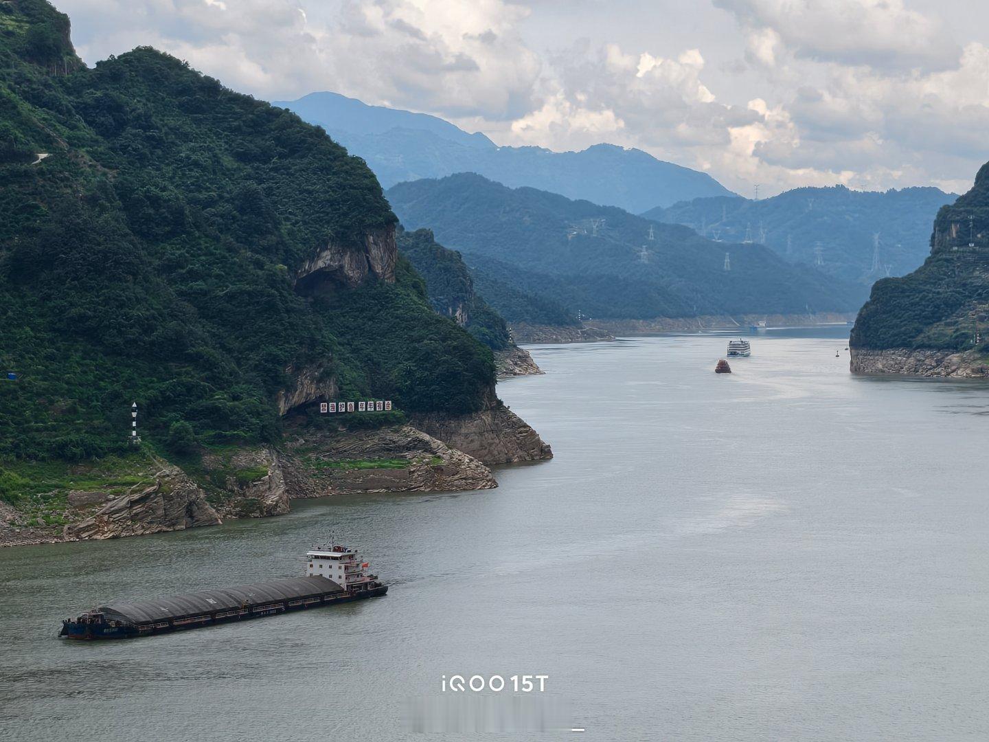 iQOO15T直出山河峡谷大片，长焦实力在线，长江峡谷的壮阔感直接拿捏，山川江面