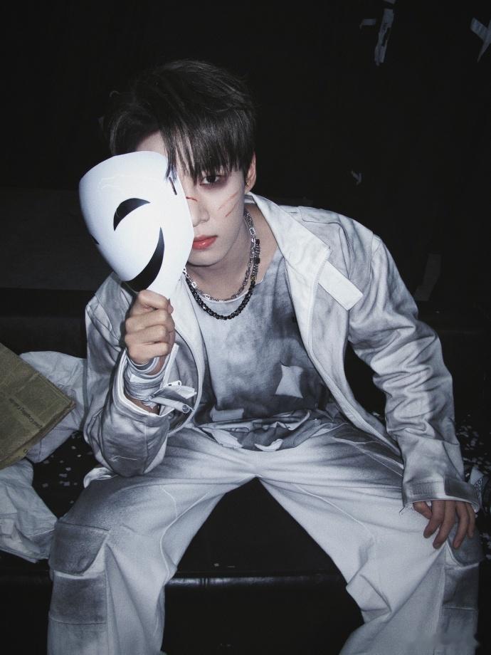 卓沅BOSS造型  卓沅BOSS酷塑 卓沅的 BOSS 造型，将他的帅气展露无遗