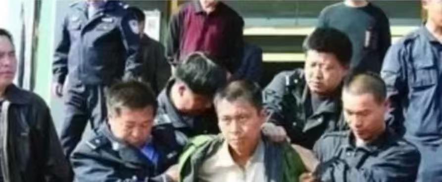 1996年，吉林柳河县出了个怪事，好多个女人晚上在厕所或者路上被人捅了屁股。开始