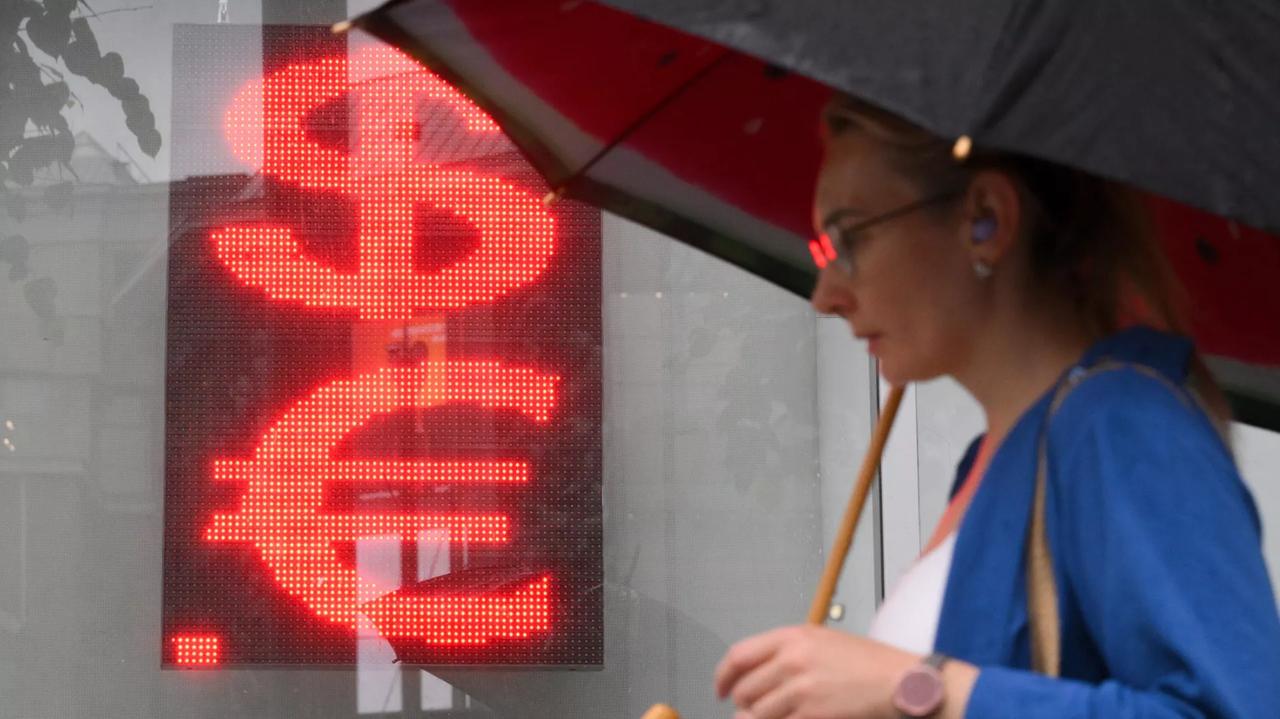 分析师预计卢布兑换美元会跌至93.5以下。

9 月份卢布兑世界货币将继续波动，