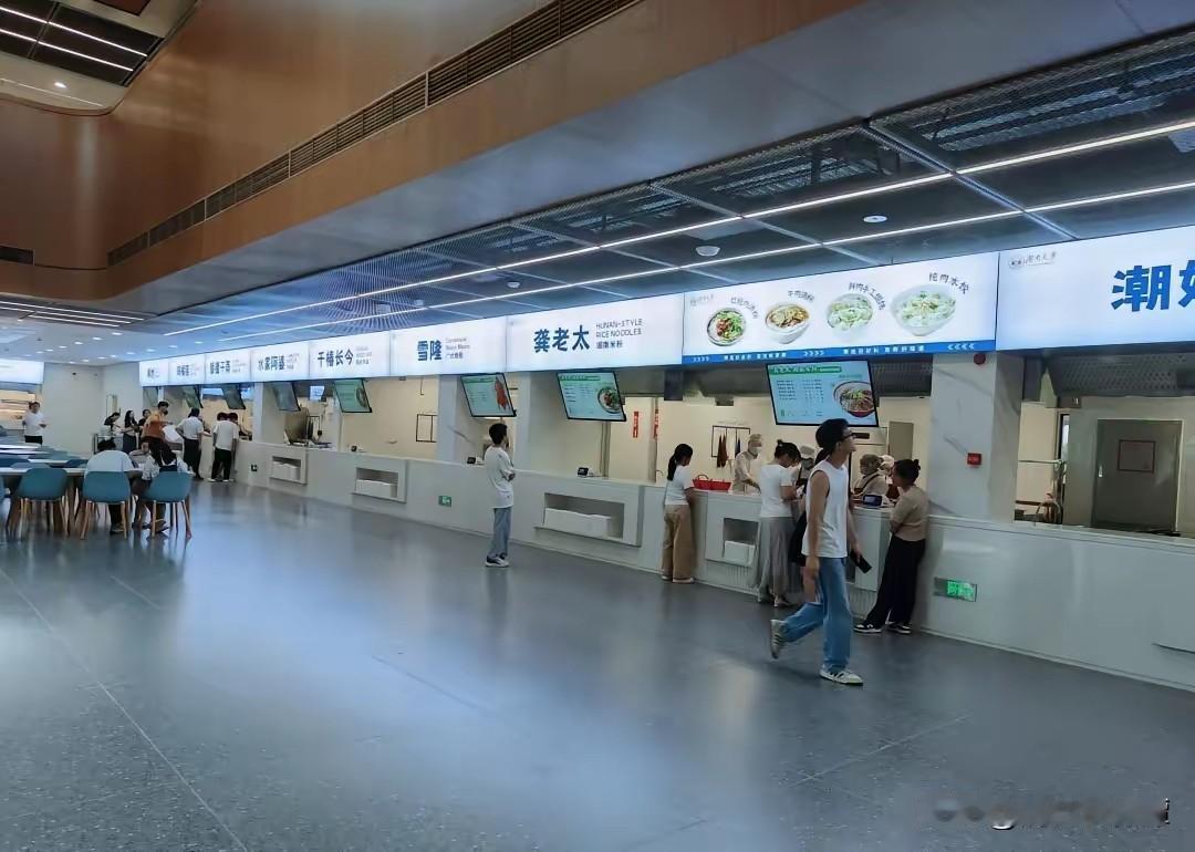 打卡湖南大学科创港校区新食堂啦！
这个秋季学期，湖大科创港校区将迎来首批师生。暑