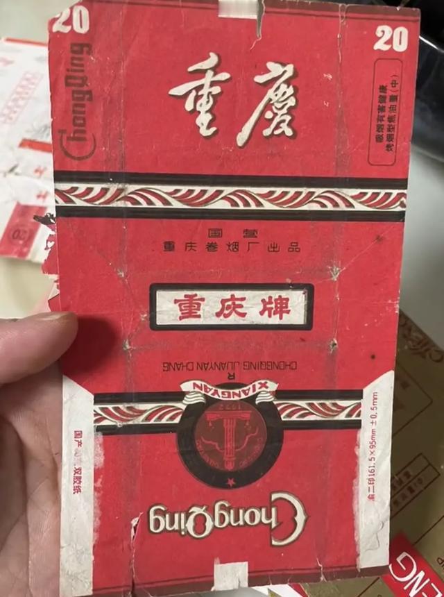 1993年，市场经济已悄然改变生活，工资缓慢上涨，物价也悄悄爬升。烟，成了那个年
