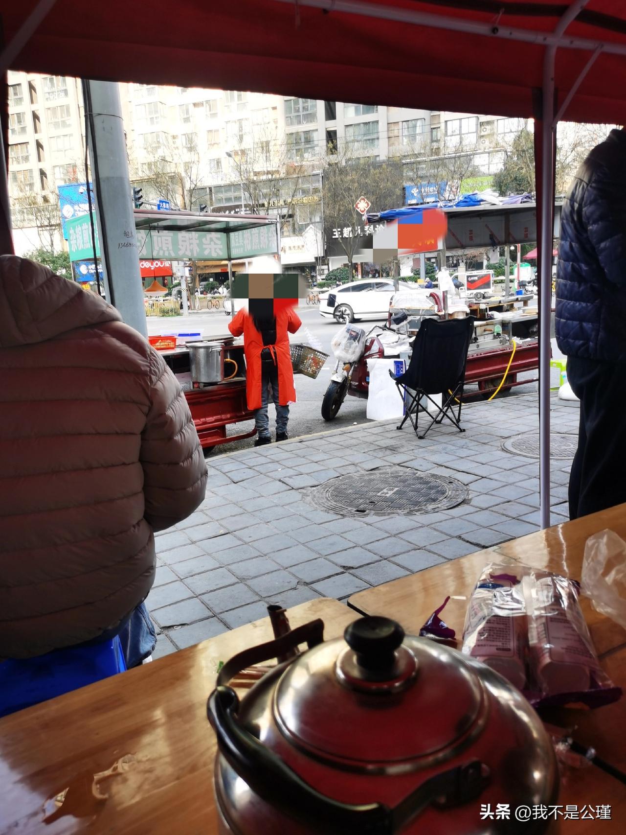 何苦呢，何必呢，两个摆摊的吵起来了，还把帽子叔叔都叫来了。
起因是年轻的向年长的