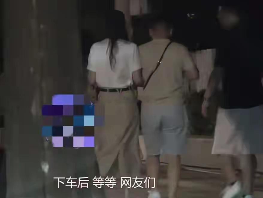 笑到狗仔曝光童瑶和男子挽手散步，在大街上抽烟姿势娴熟，网友：一看就是姐妹……[笑