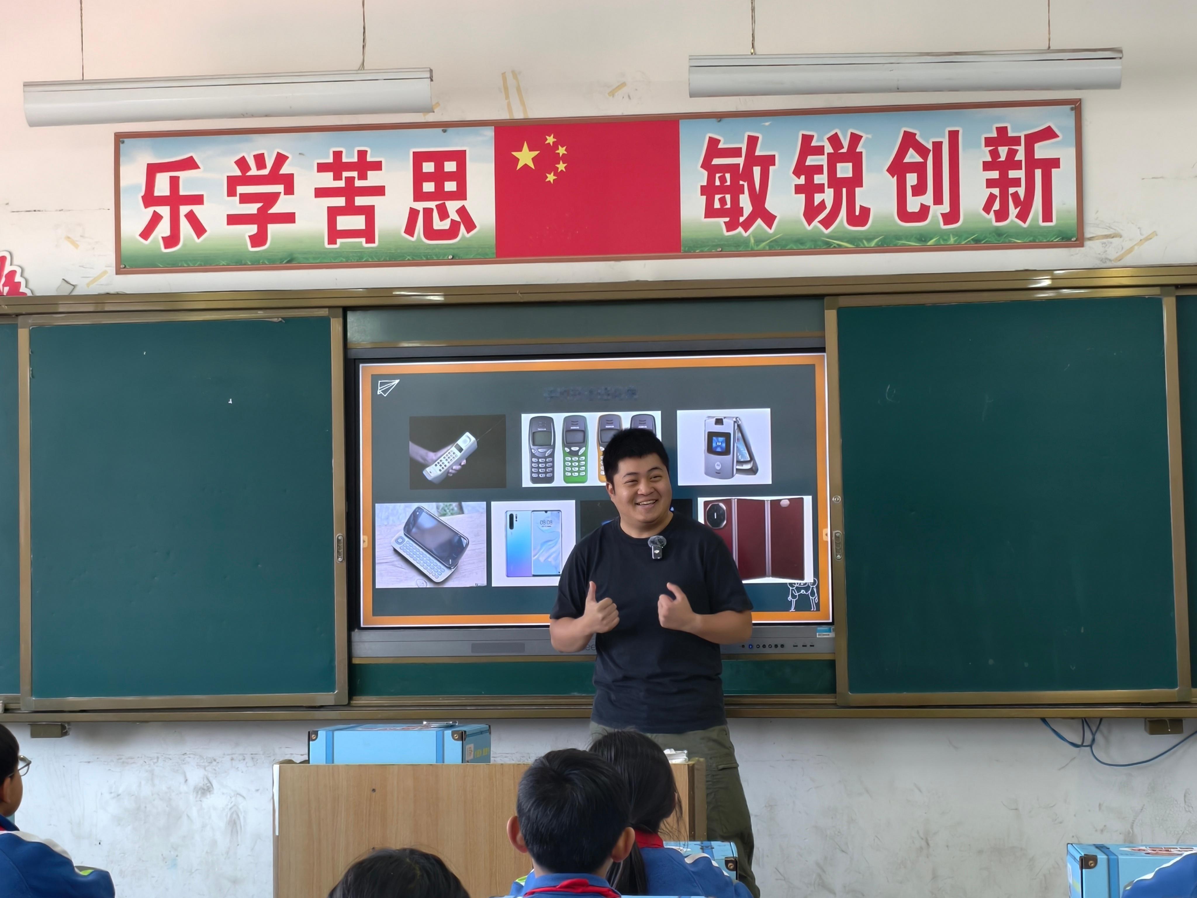 爱心包裹  知非小课堂开课啦，给小朋友们讲讲手机发展史：大哥大、小灵通、功能机、