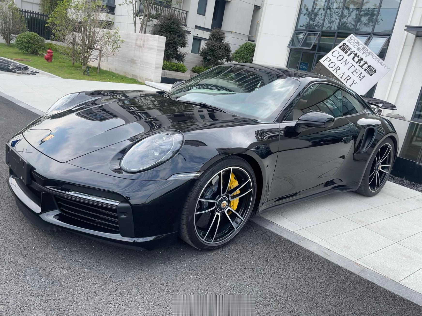 保时捷 911 Turbo S 黑外/红内2021年6月上牌，仅行驶6600公里
