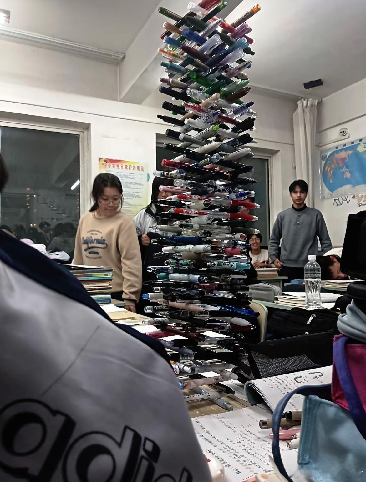 只有高中可以玩,大学就不行了笔都是借的。 