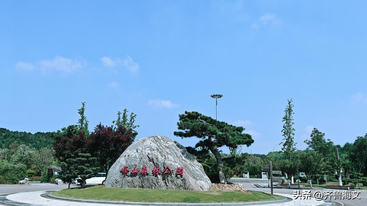 威海市文登区峰山森林公园停车场的入口