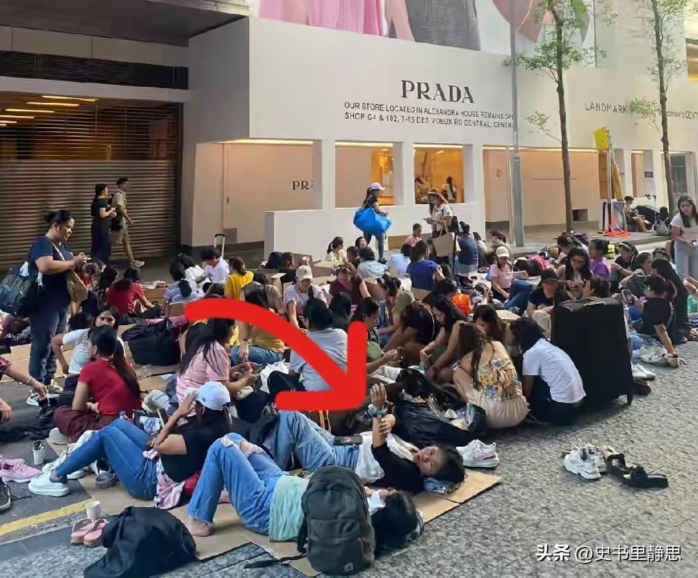 香港最厉害的地方是牢牢控制住了菲佣的价格。​​香港有统一官方雇佣合约，2025年