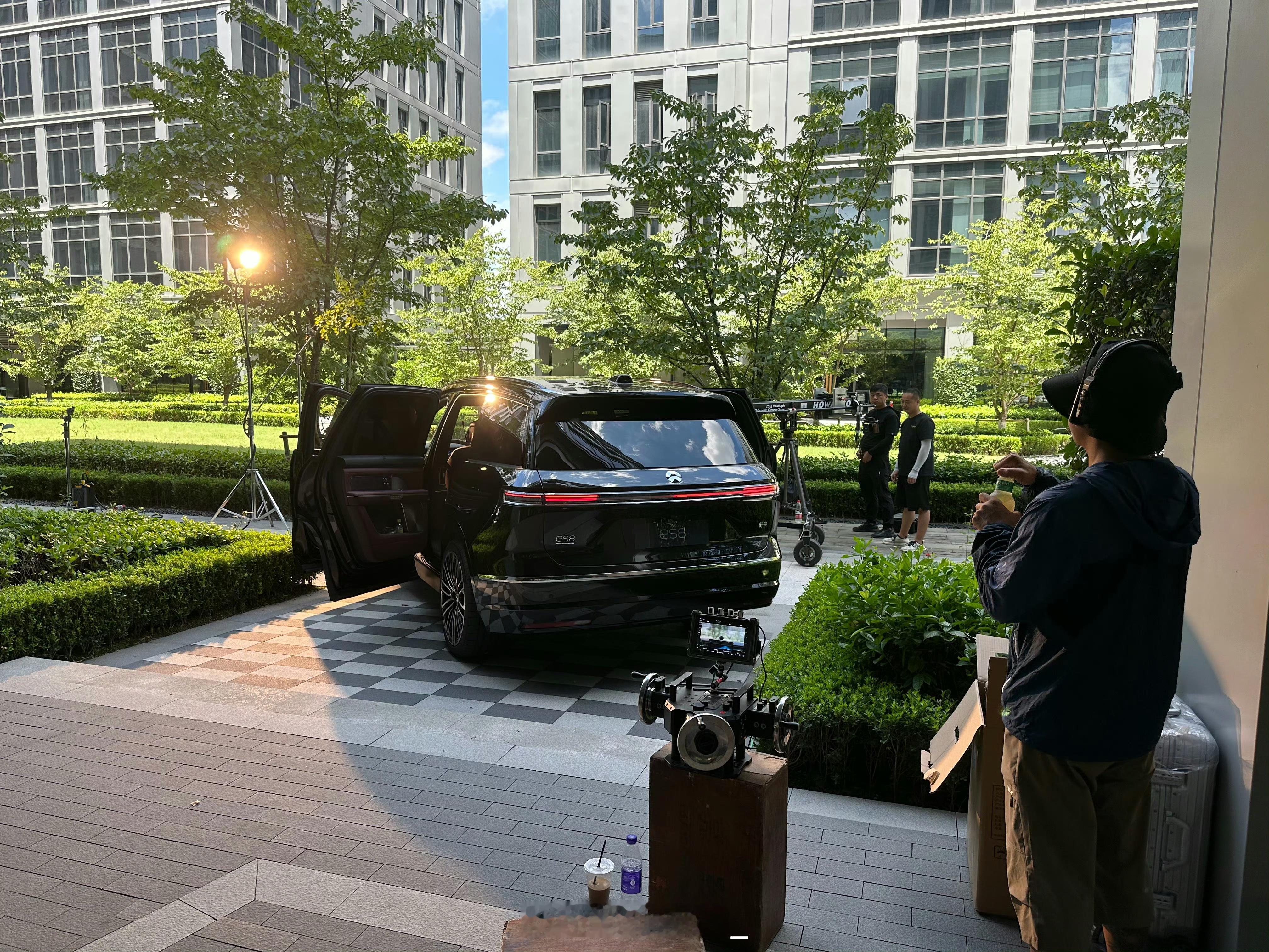 感觉三代蔚来 ES8 已经泄的差不多了[泪奔]1、几个颜色看，个人最喜欢还是深色