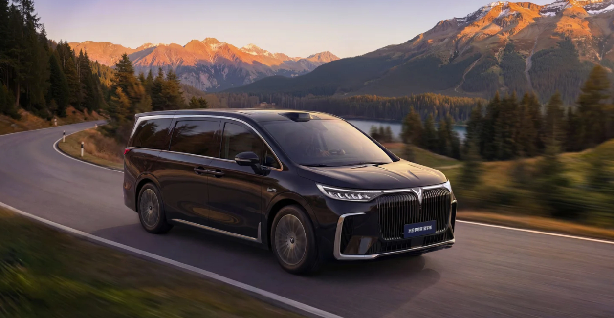 限量纪念版来了！岚图梦想家冠军版开启预订，预售价31.99万元，3月正式上市。搭