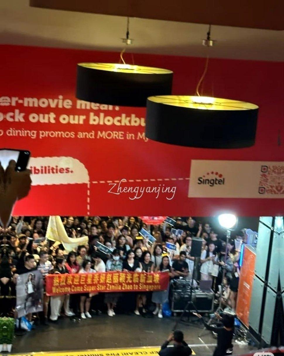 赵丽颖新加坡电影节粉丝热情迎接。 