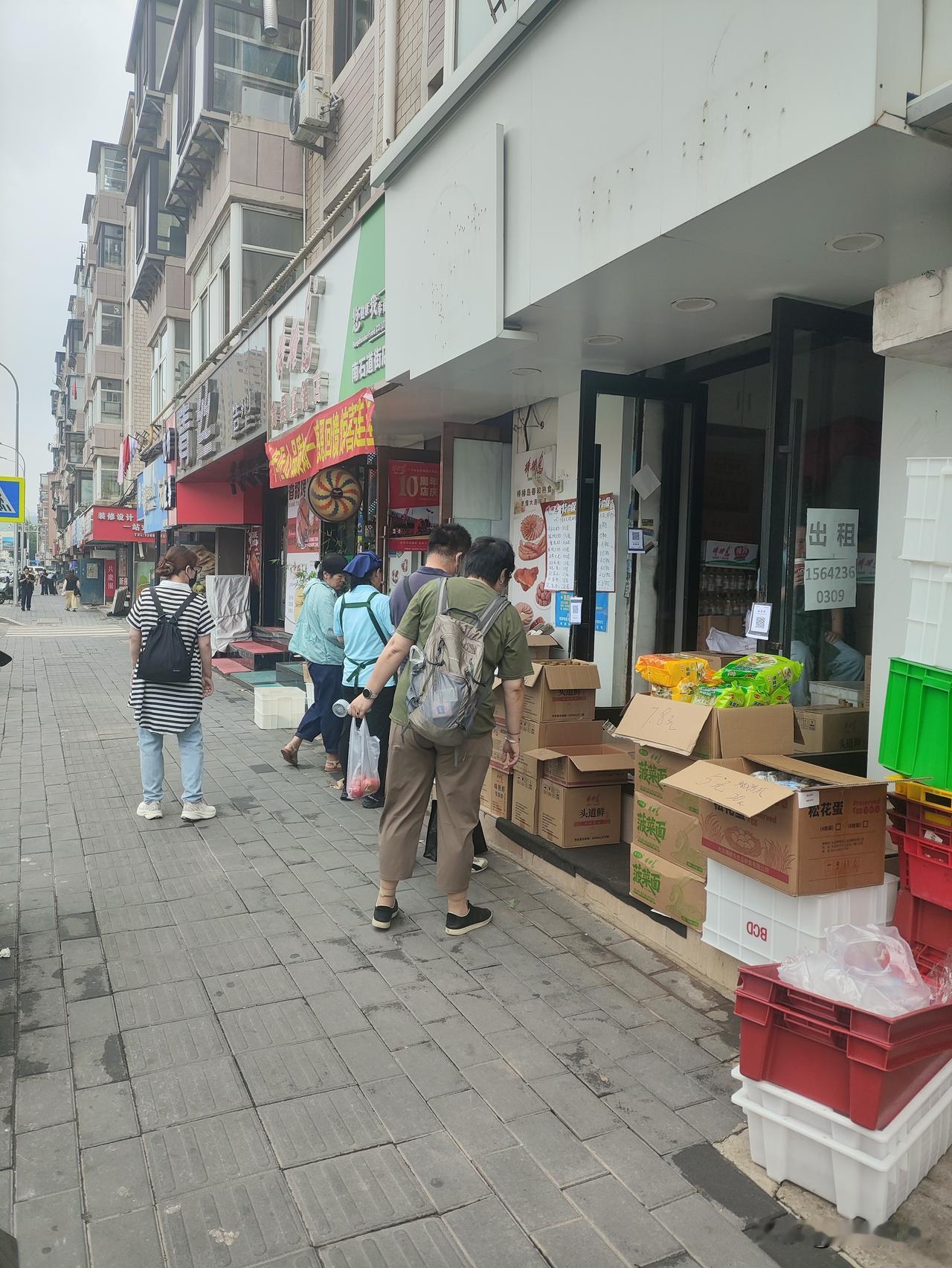 今天中午路过长春路公交站，看到这里棒棰岛食品店十周年店庆，门前摆满了各种商品纸盒