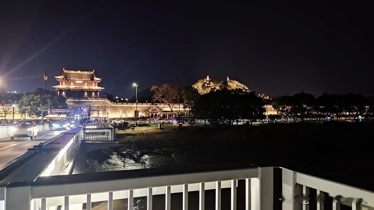 临海兴善门广场上，无意间听到几个游客的谈话，他们高度赞扬了临海旅游，觉得临海风景