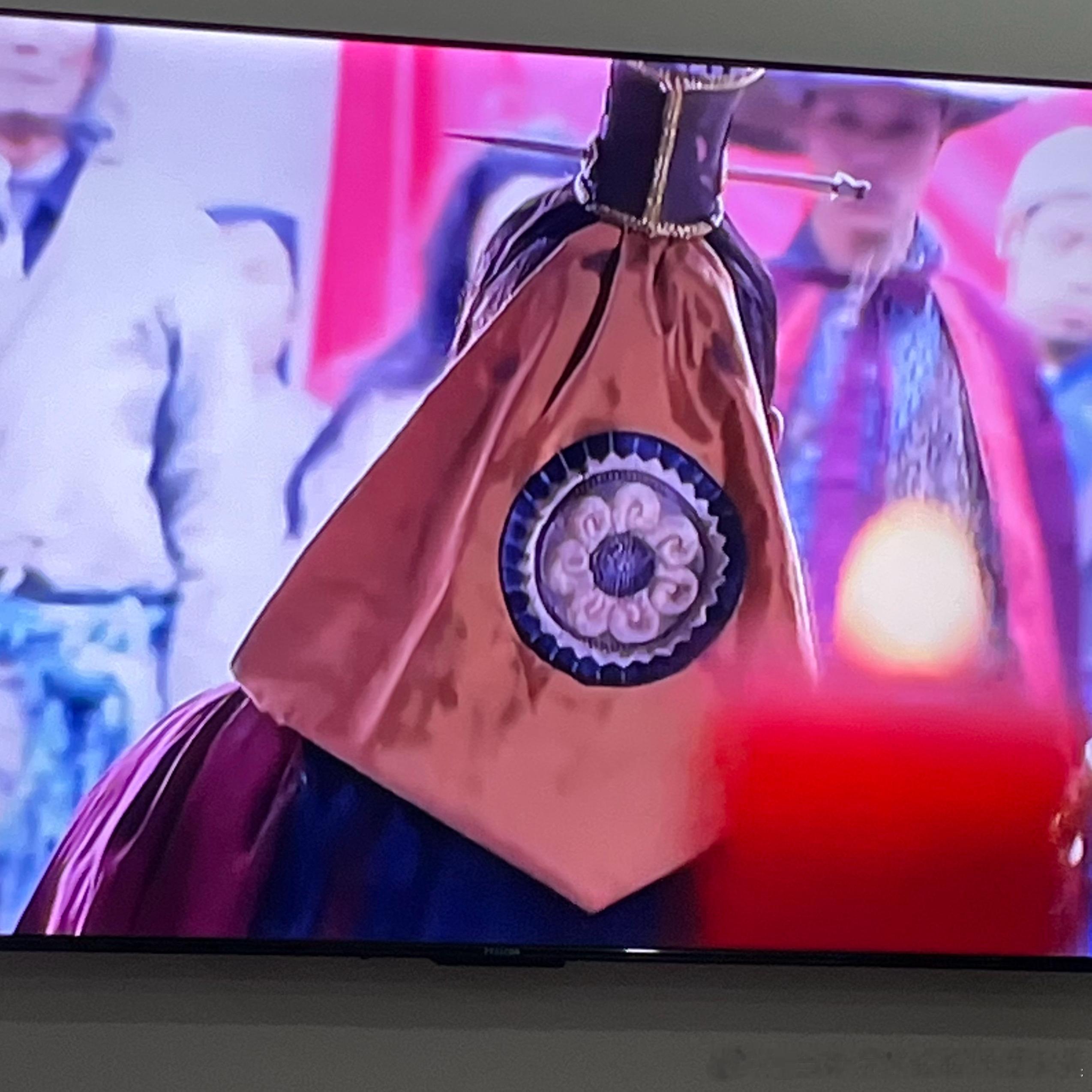 发现陆冠英的头巾是我家原来抱枕的图案，仔细观察后发现这块布真是两重的，真是拆了哪
