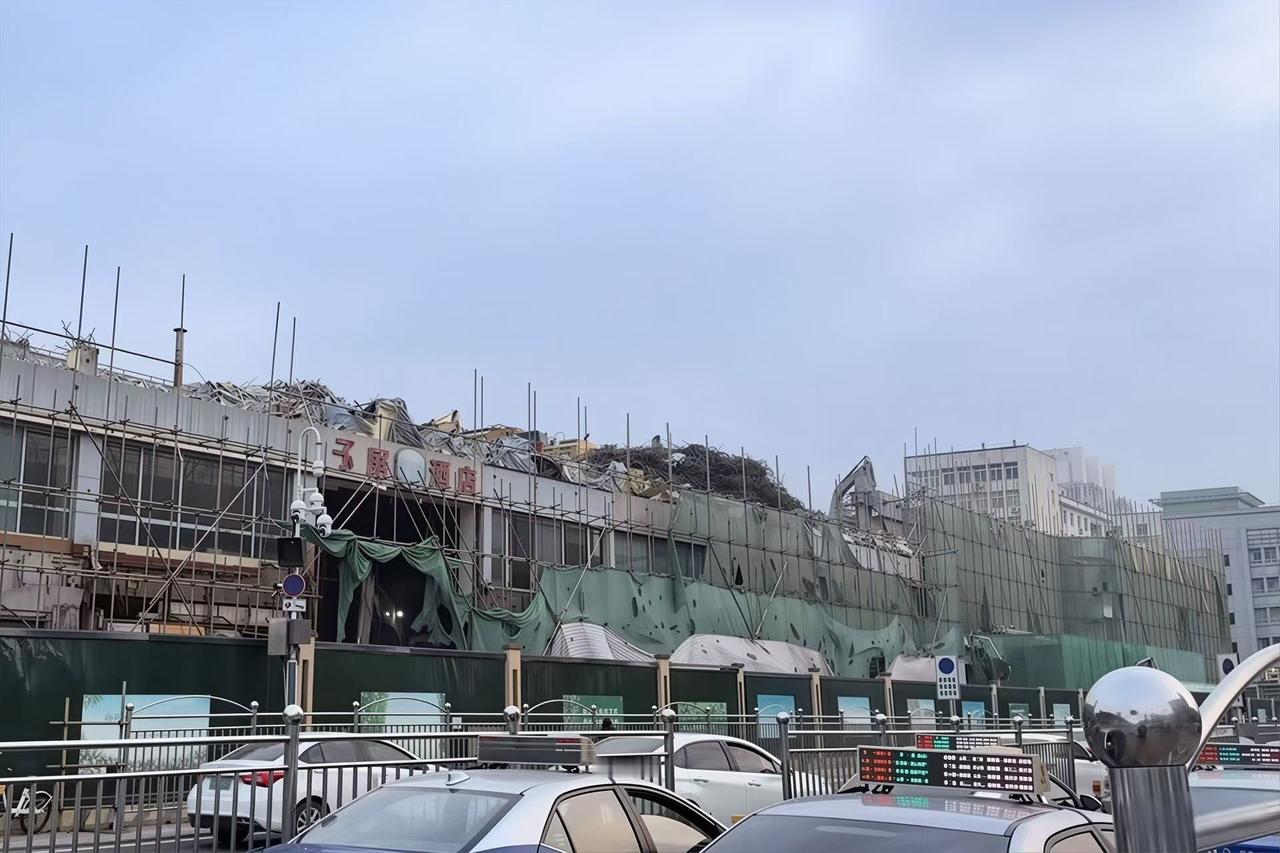 天龙大厦，马上消失！
图片由楼友“怪兽”3月31日下午提供。