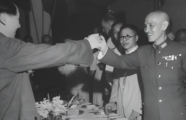 二十年生死对立，数轮围剿，数万里长征，他要给毛泽东一个省长做。

毛泽东问了一句