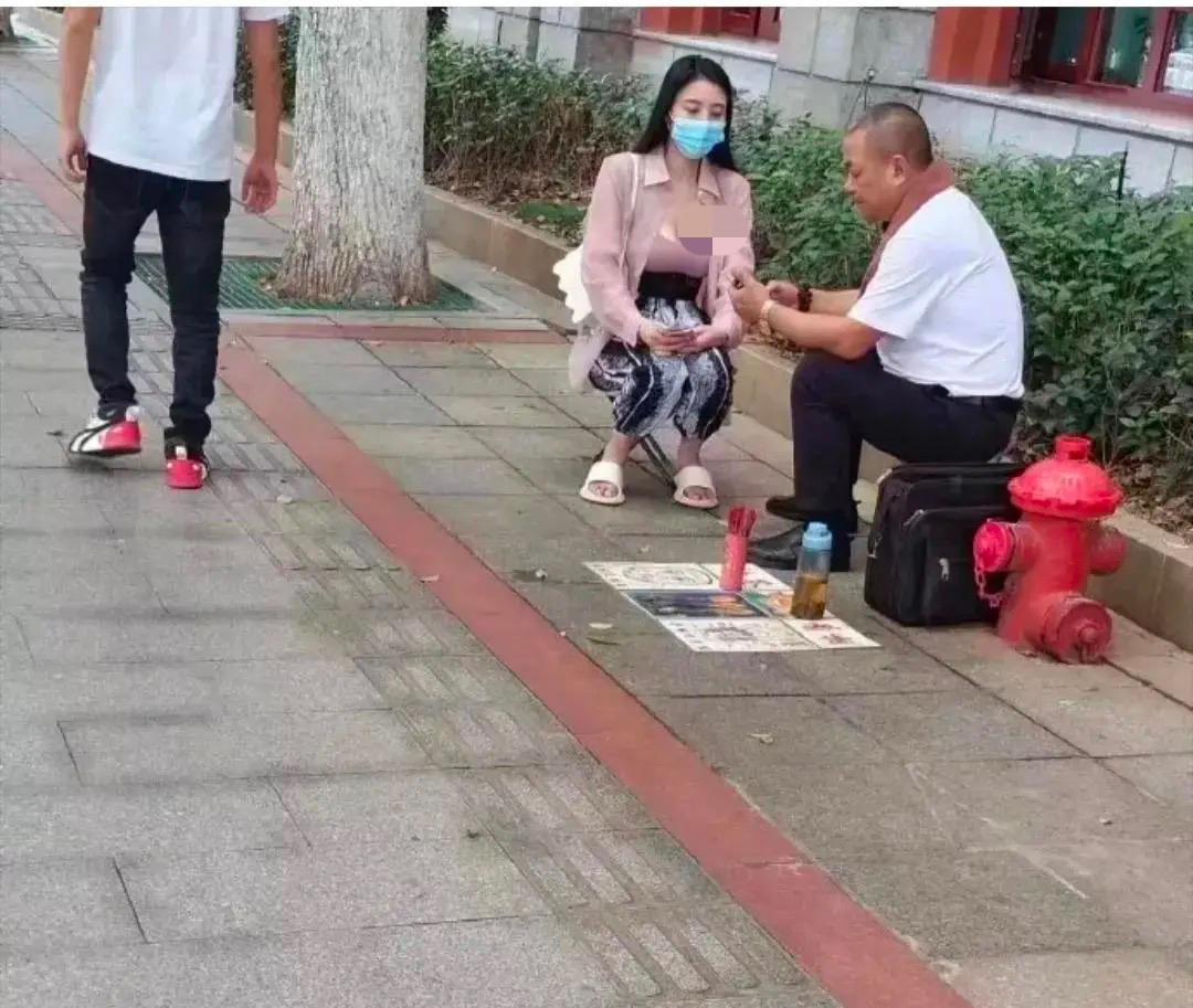 一个身怀六甲的少妇去找算命先生算命，问肚子里怀的是男孩还是女孩？算命先生信心满满