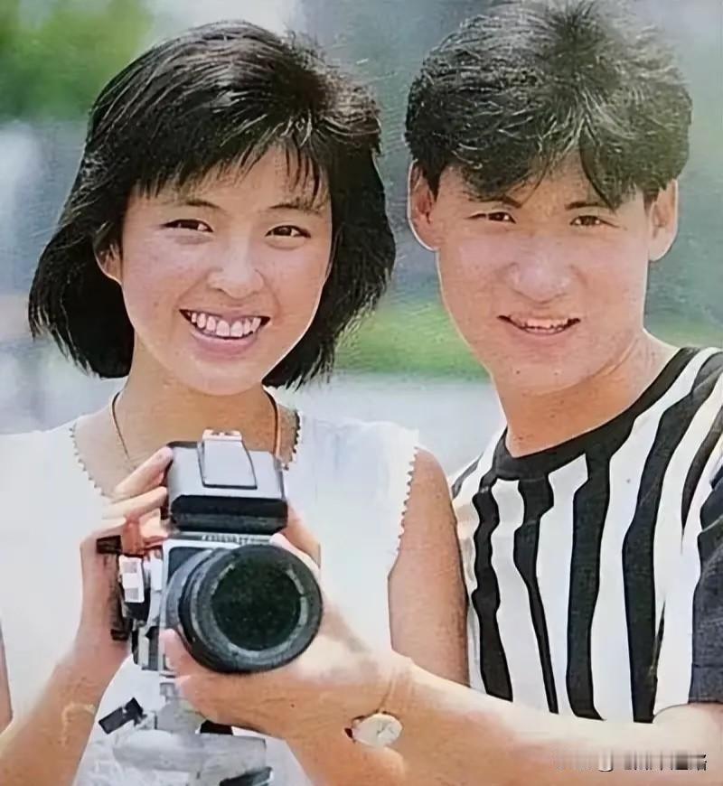 一查罗美薇才发现，
张学友这几十年，真的不容易。
 
很多人都以为，罗美薇当年红