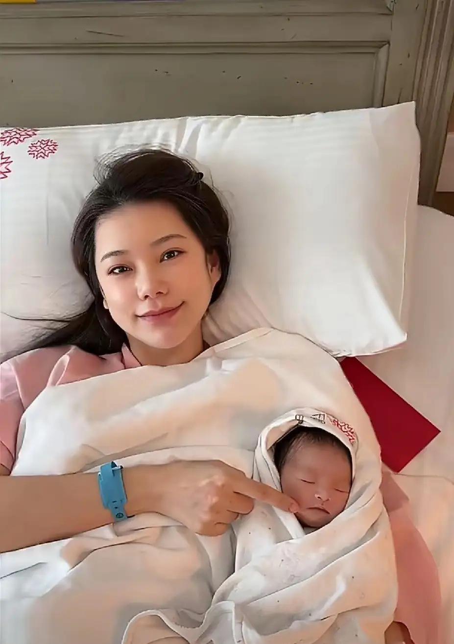 汪小菲的手曾经摔碎过杯子，现在却轻轻托着新生儿小七宝的头。
你记得他上次热搜是因