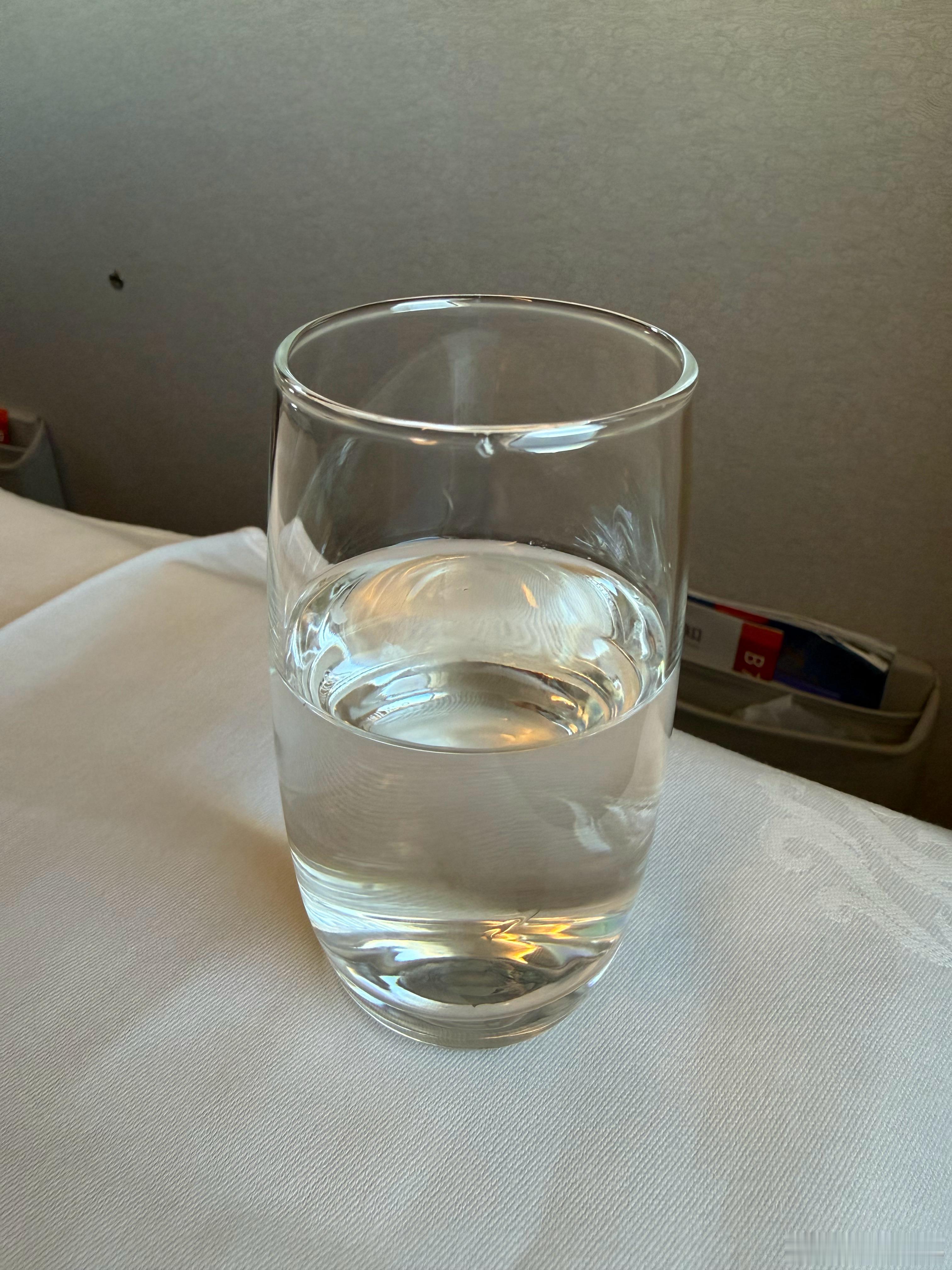 喝一杯椰子水，干净得像矿泉水。 