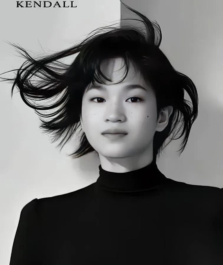 全红婵又“炸”了——

这次不是赛场，是泰国时尚圈！

泰国超火的《HOWE》杂