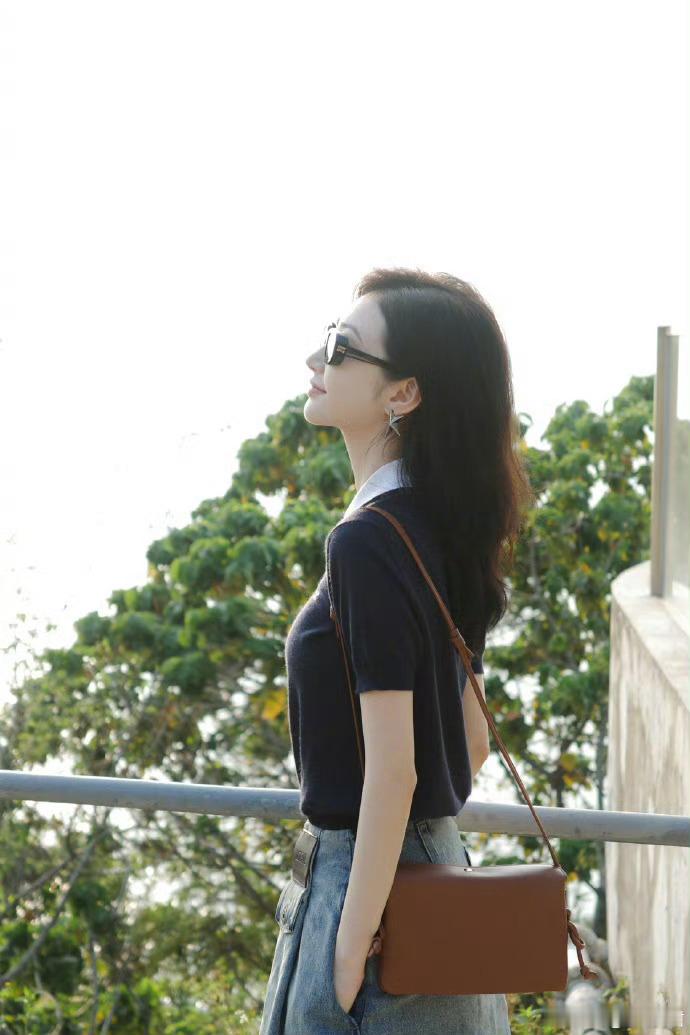 景甜好完美的侧颜也还好吧，没15年前漂亮军 