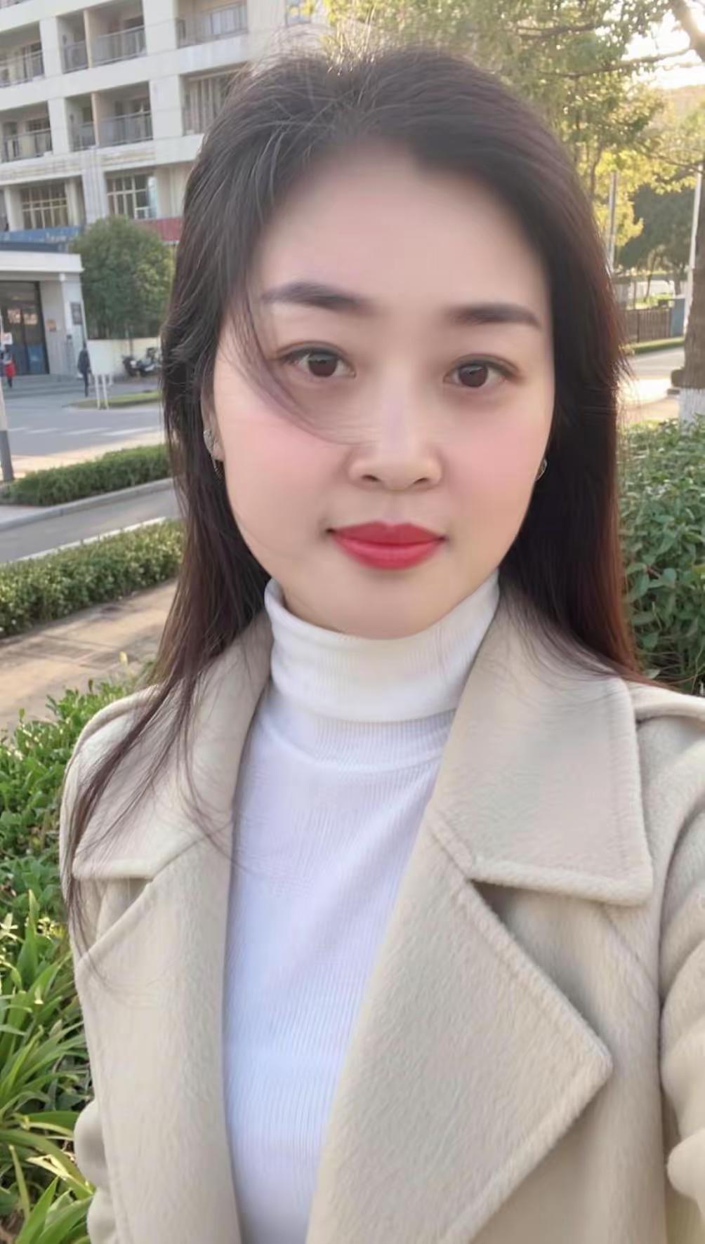 虽然不是十分漂亮的那种姑娘，但体态丰满尚带福相，气质形象佳，慈眉面善，长相大气有