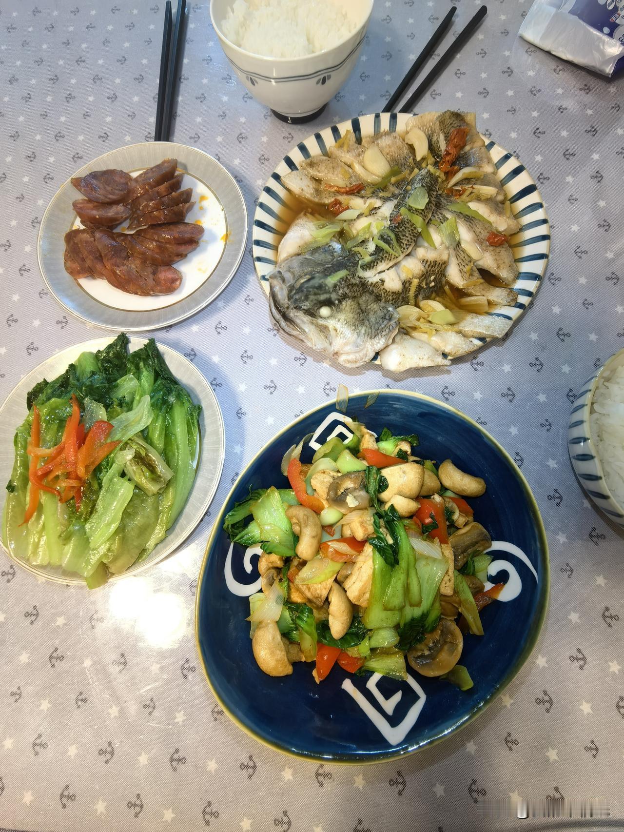 昨天在西宁“一家亲”生物园店买了条鲜活的鲈鱼，22元一斤。回家后，将鲈鱼处理干净