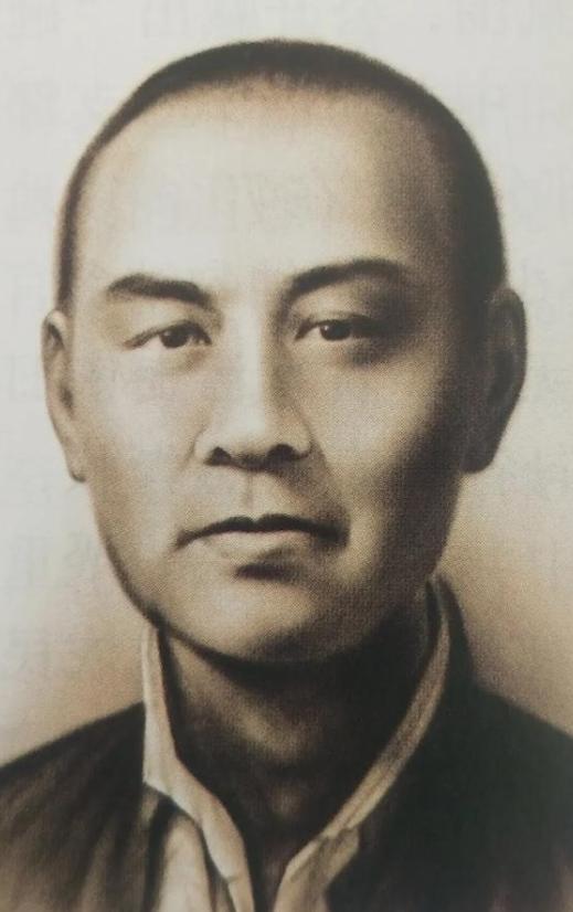 1938年7月，国军少将张岚峰率部投日。不久后他的弟弟张俊峰和日军发生纠纷，被日