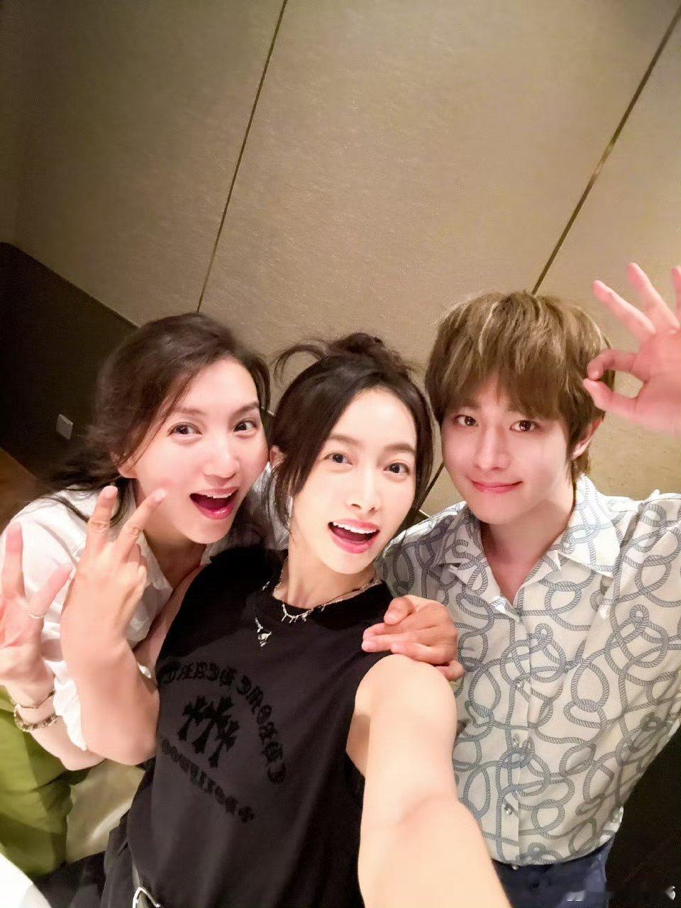 田嘉瑞合影再加4田嘉瑞每次来北京都被姐姐们狠狠招待田嘉瑞见到就很开心，可以可以，