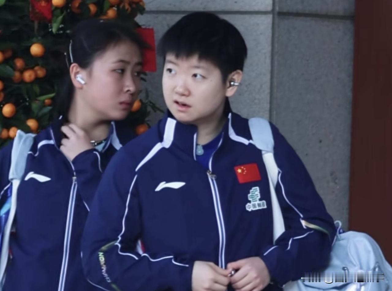 孙颖莎太可爱了！

亚洲杯训练，孙颖莎和陪练队员刚出酒门口，满脸疑惑的看着，不知