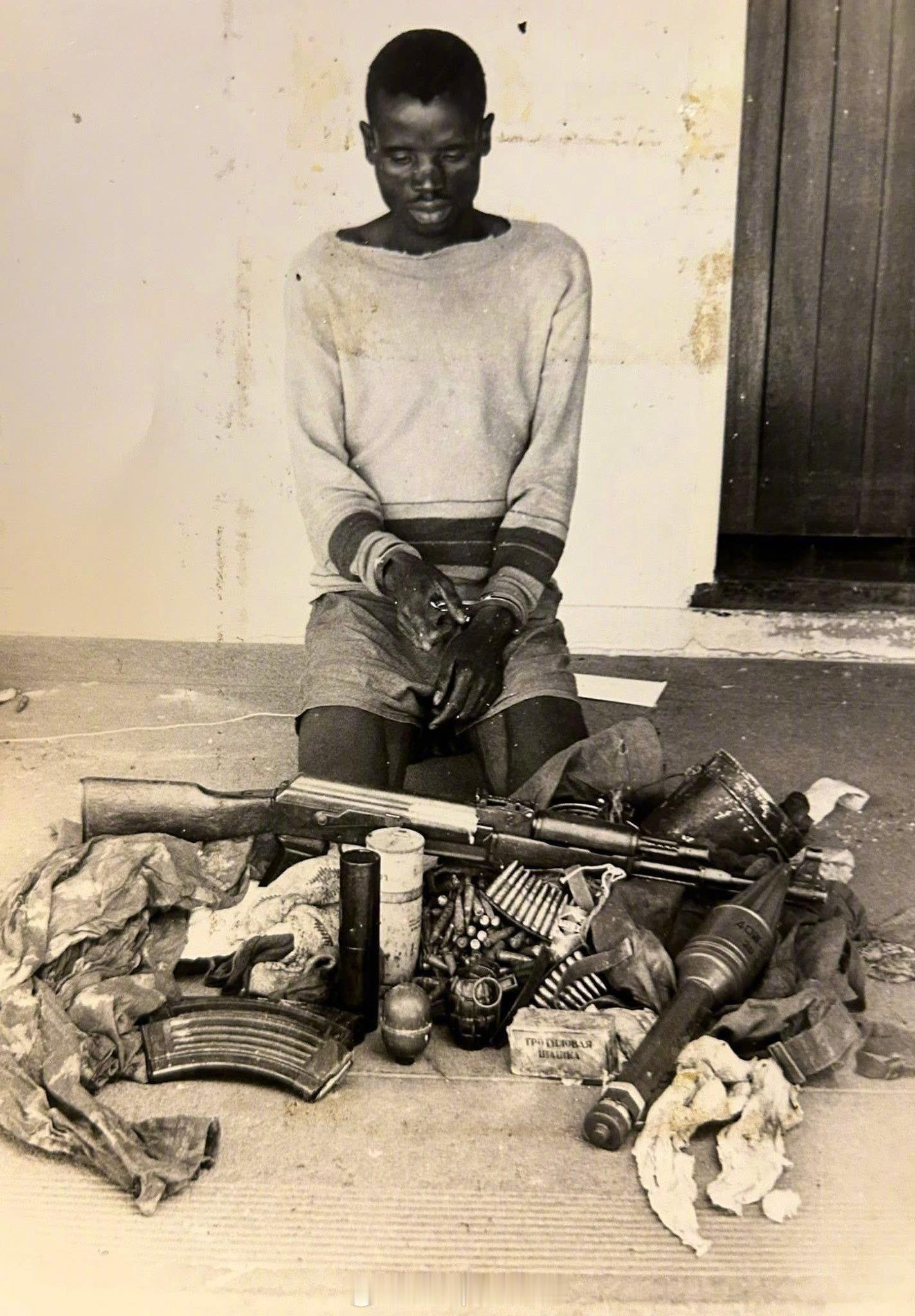 烽火问鼎计划照片中的历史 在罗得西亚捕获的左翼游击队战士及其装备，由英国南非警察