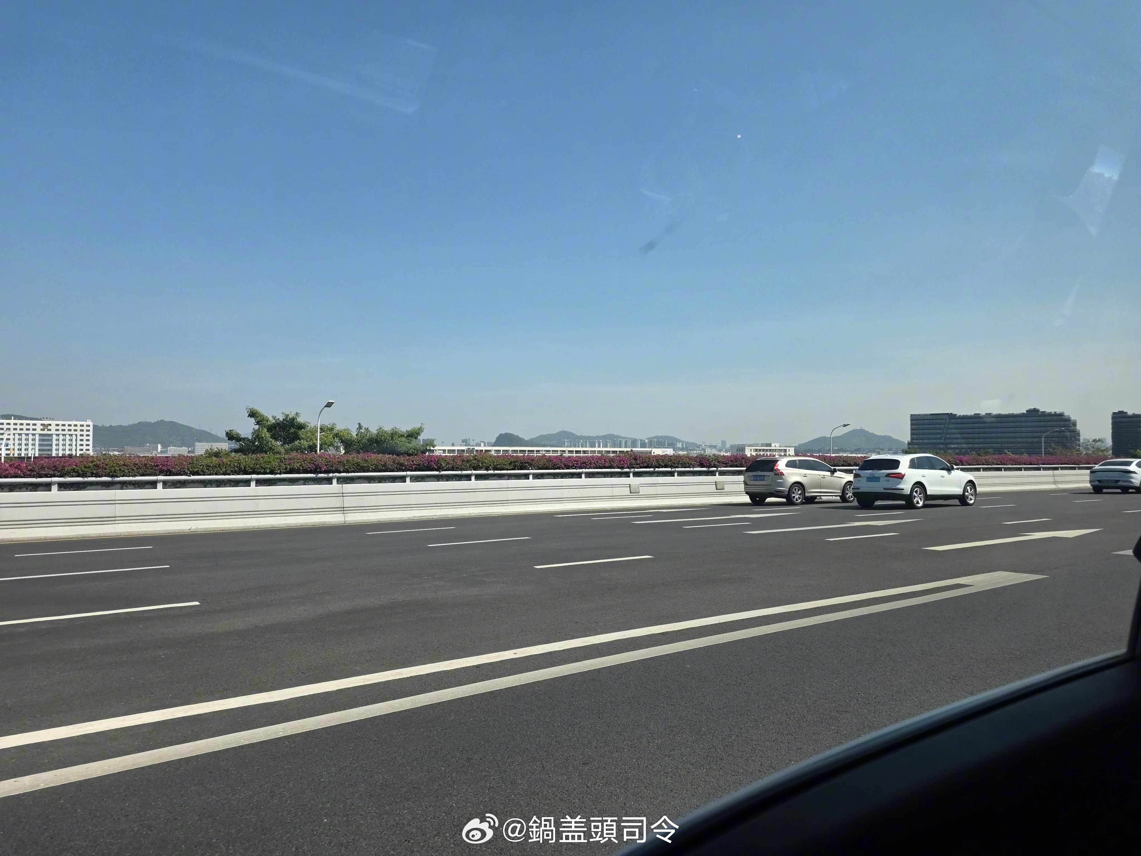 我已经到深圳了，下午看发布，争取第一时间拿到给大家拍拍看。 