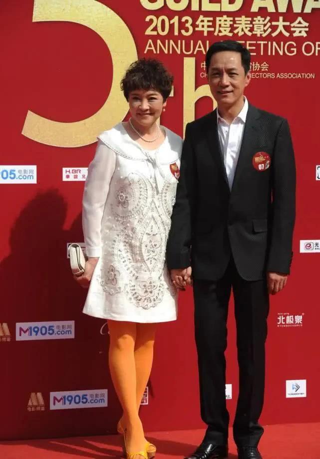 原来他们是两口子，一个单身未娶，一个二婚再嫁，两人丁克多年，两人恩爱多年，两人相
