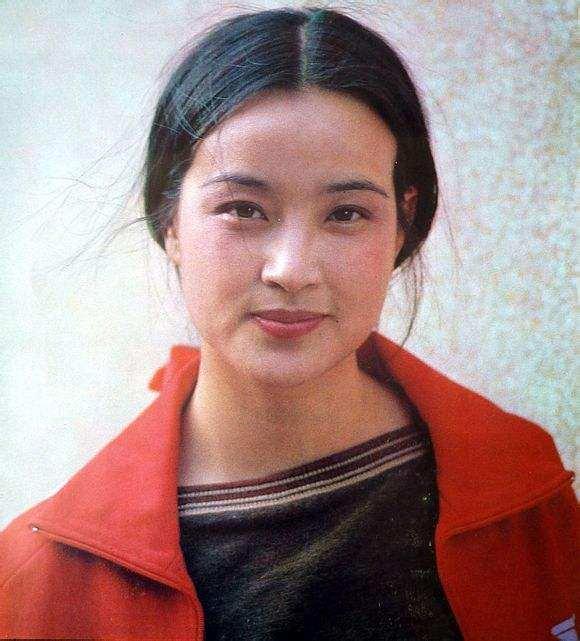80年代公认的中国内地影坛四大影后；
张瑜，潘虹，斯琴高娃，
刘晓庆

这四位是
