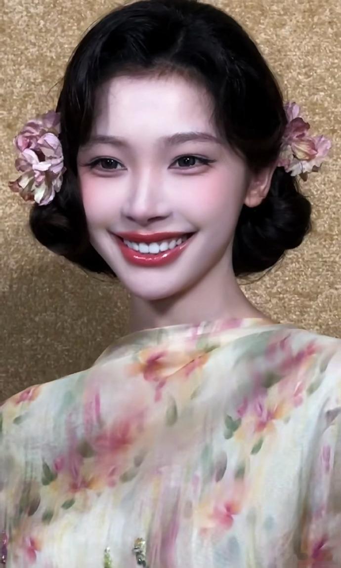 易梦玲最新路拍、 易梦玲民国贵女风造型易梦玲最新路拍状态满分，民国贵女造型精致优