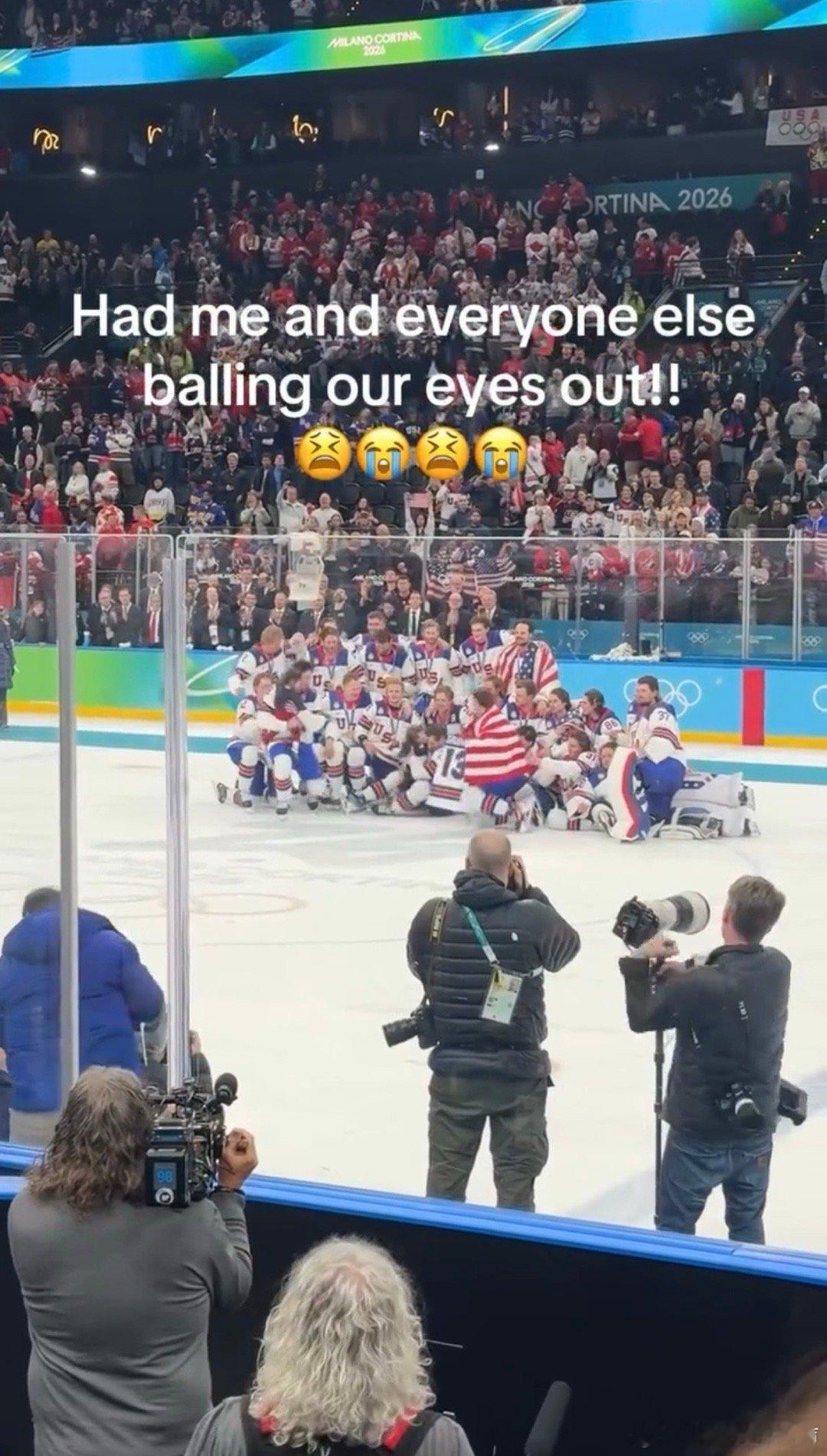 美国冰球队夺冠合影致敬已故队友 荣耀时刻从未忘记队友，美国队以冠军告慰Johnn