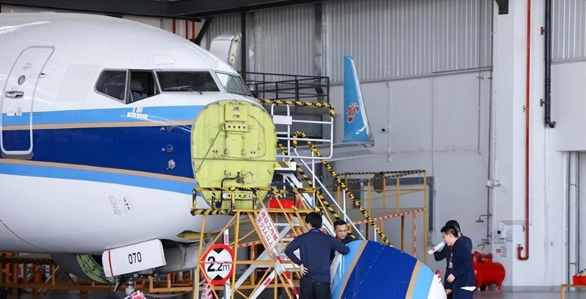 南航退役的波音737-700在贵阳机场拆解，本以为是拆废铁，结果发动机舱里直接藏