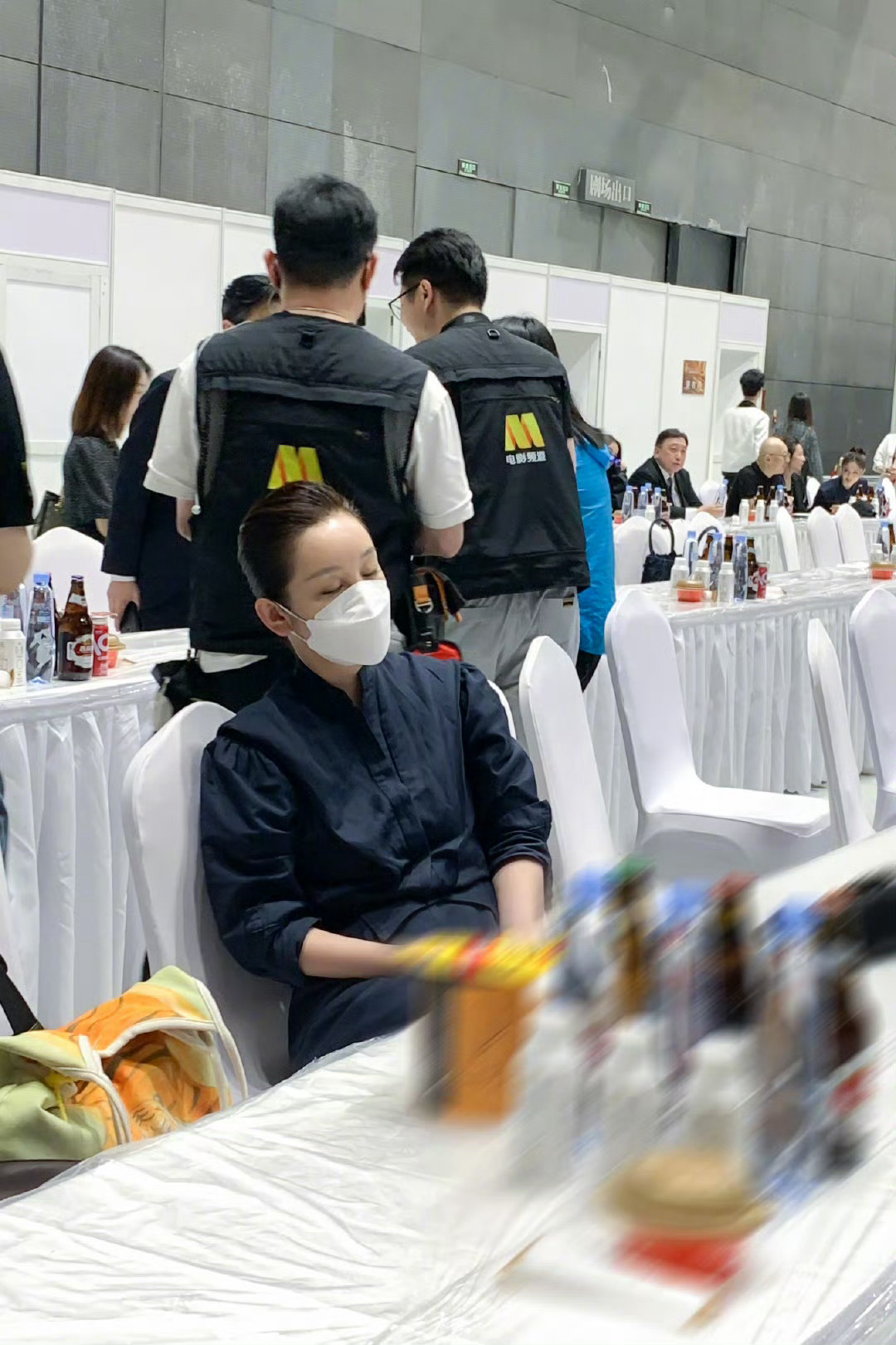 秦海璐又在金鸡后台睡着了一如既往的松弛感，可能是太累了，先睡一会保持有一个很好的