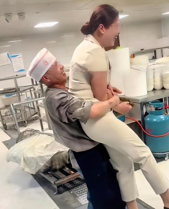 4月25日，河北邯郸一家小饭庄火了——不是因为菜香，而是因为后厨上演了一出“男女