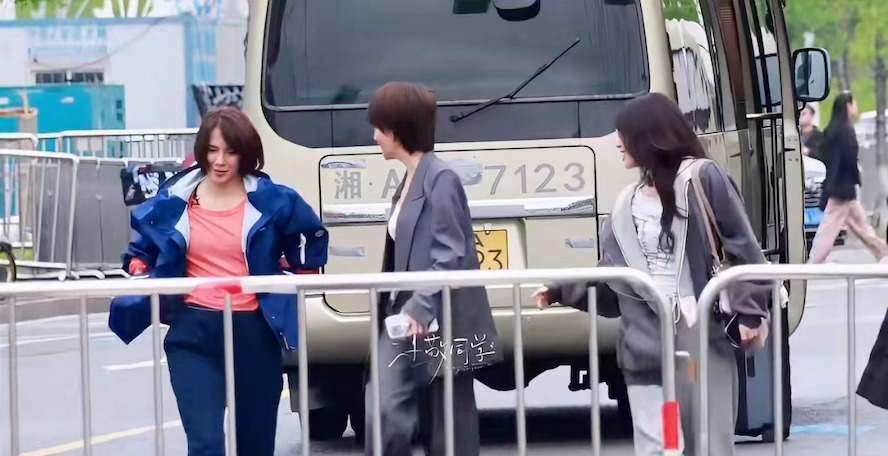 李心洁谢楠徐梦洁超模步徐梦洁拉陶昕然一起合照 姐姐们的上班路透好逗呀，互动超有爱