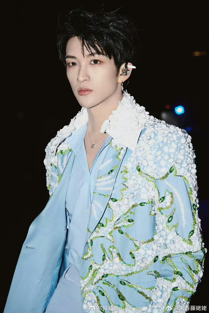 黄子弘凡再唱青火黄子弘凡鸟巢再唱青火从录音棚到鸟巢，这条路黄子弘凡走了很久。再唱