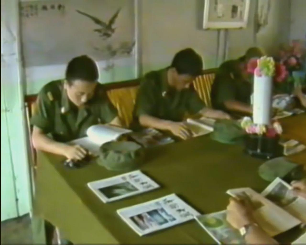 解放军在87系列军服中列装过这种短袖衬衣吗？纪录片《边关军魂》的截图，发现战士们