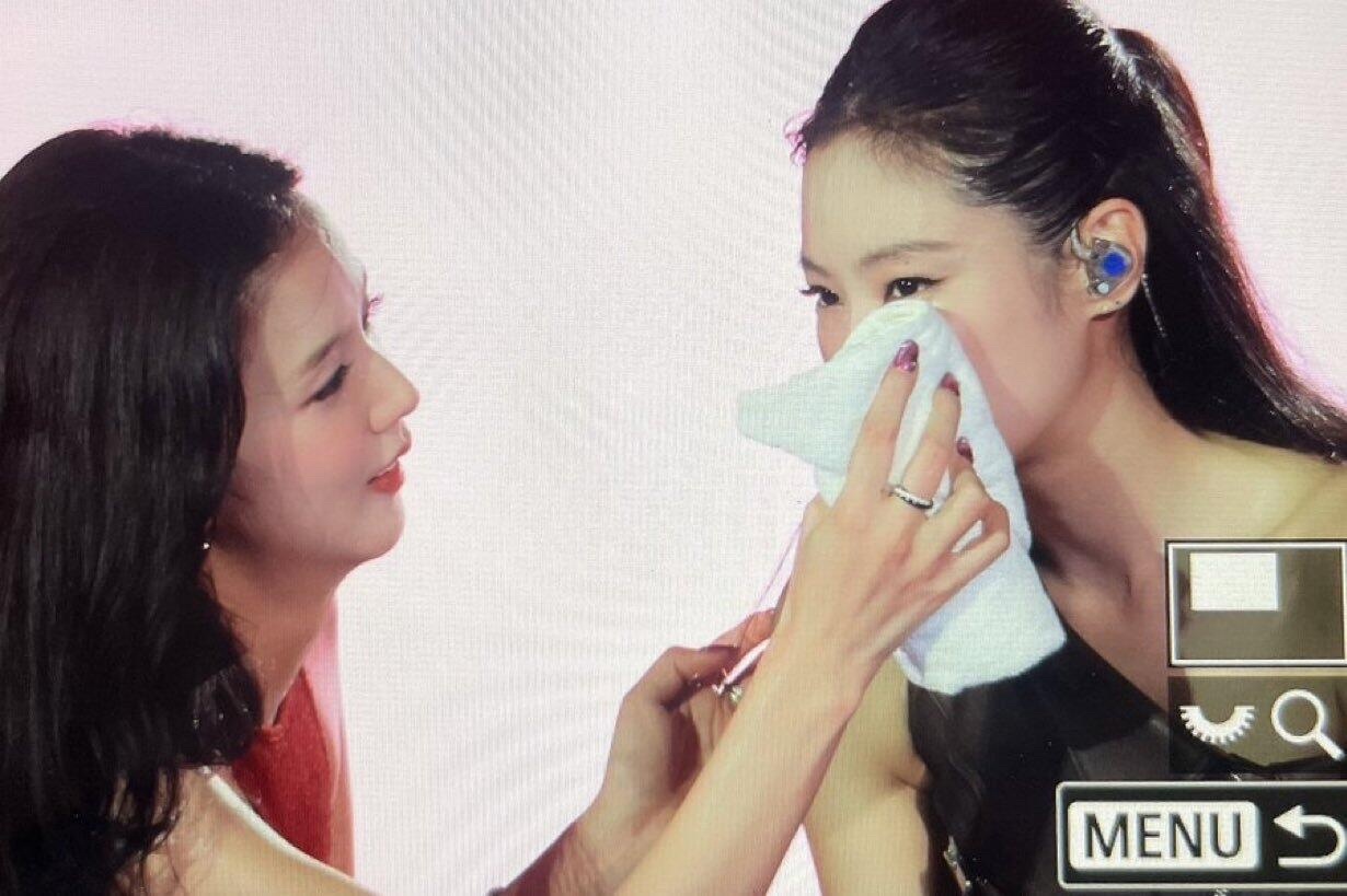JISOO & JENNIE被拍到很温馨的互动场面 ​​​