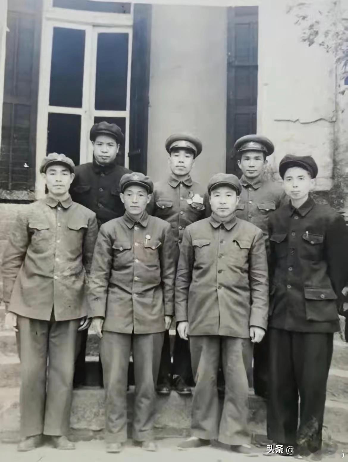 1950年3月，滇南战役后，151师驻守龙州兼龙州军分区。前排左起：政委蔡明，师