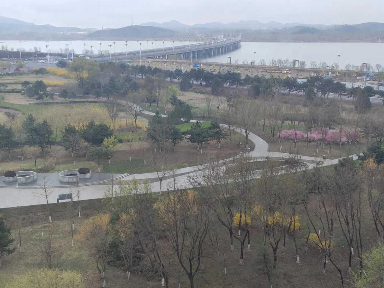 [微风]烟雨[微风]
雨沐草木青，
黛山墨色浓。
淡雾掩湖光，
春思化夜空。
分