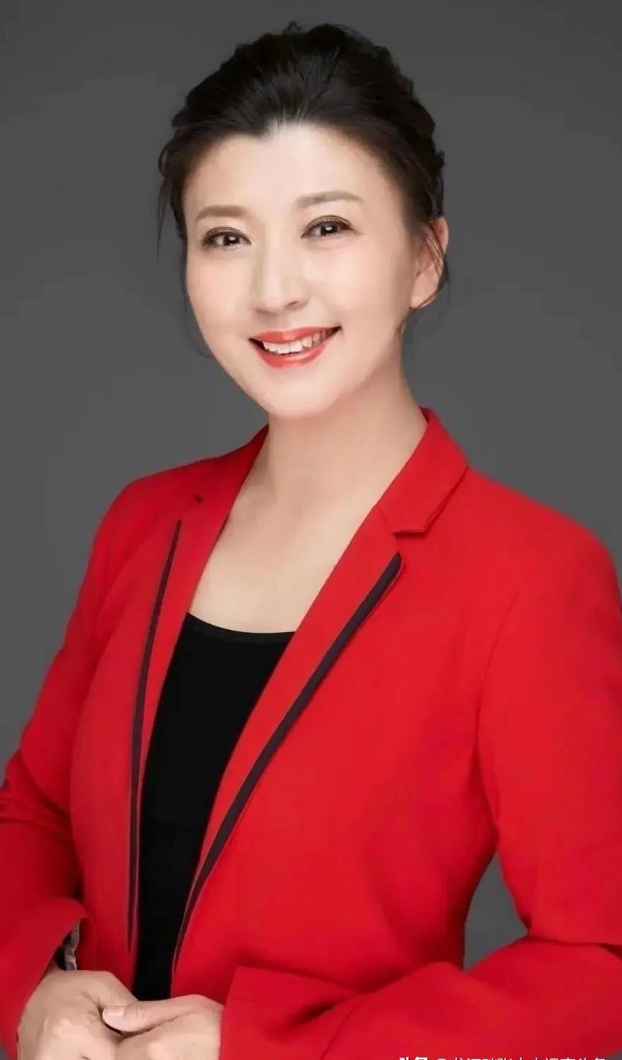 他们说真话是危险的，但我想问，什么比一个时代的“假装”更危险？
闫学晶就站在那。