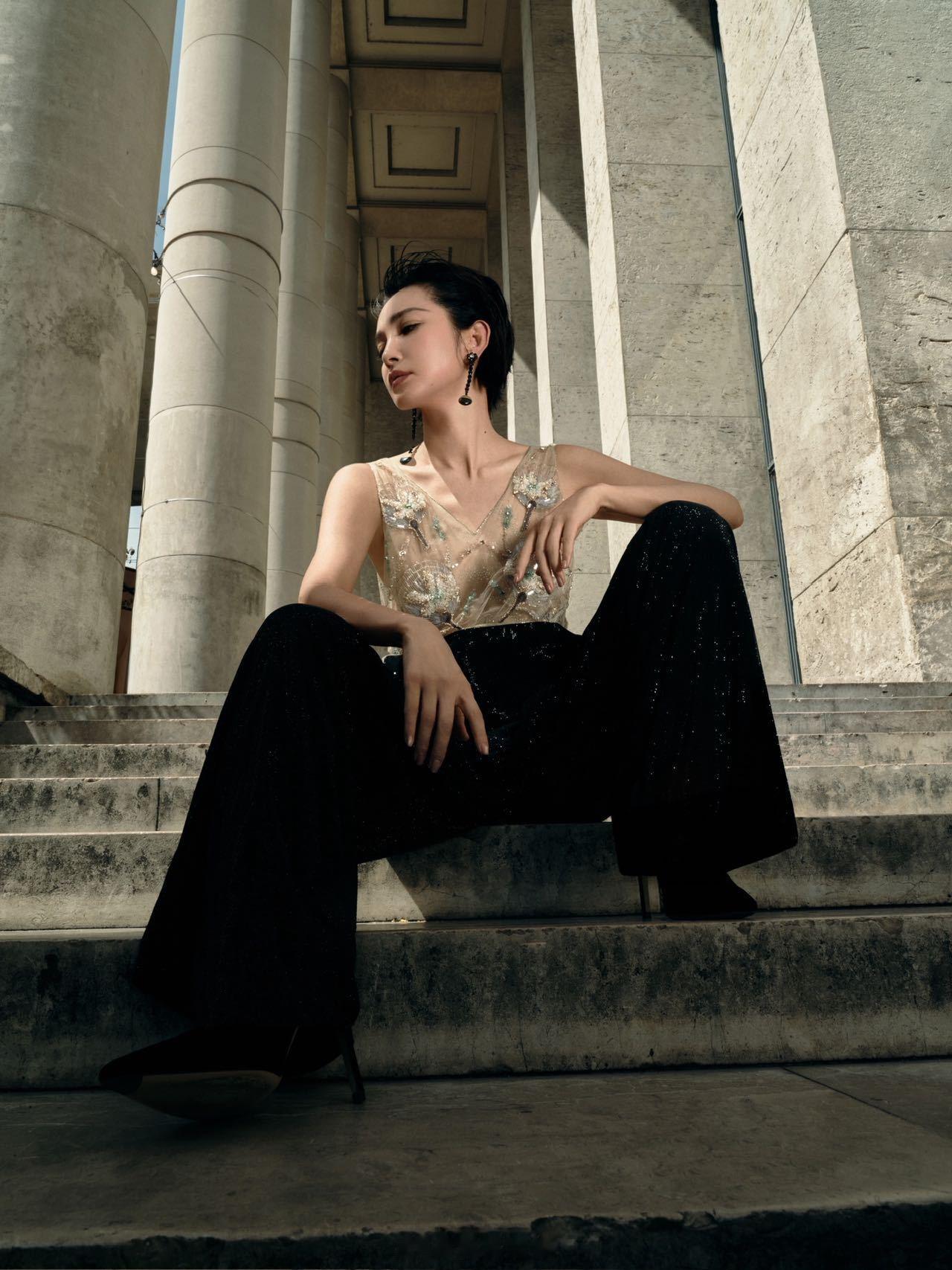 从干练西装到柔美长裙，李冰冰切换风格毫无违和，每套造型都能穿出专属味道。 
