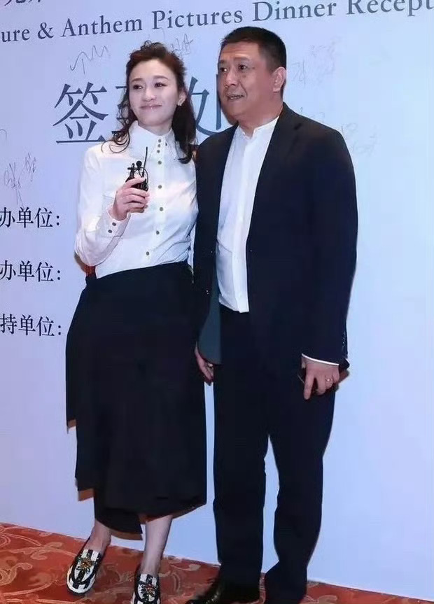 曝李小冉徐佳宁离婚一边说两年前就分居了，一边又被拍到牵手遛狗、机场推行李。这哪像